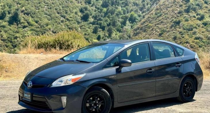 2015 TOYOTA PRIUS (1)